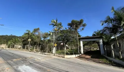 Sítio com 2 suítes + 1 dormitório em Camboriú