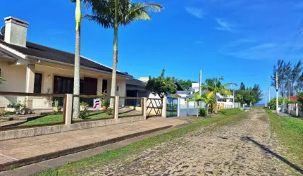 Casa 03 Dorm à venda no Bairro Bella Torres com 220 m² de área privativa - 1 vaga de garagem