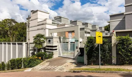 Casa ampla em condomínio de alto padrão com 3 quartos, sendo 1 suite, 2 vagas e muito espaço - Campo Comprido