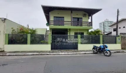 AMPLA CASA APENAS 200 METROS DO MAR NO CENTRO DE NAVEGANTES - SC