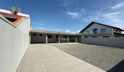 CASA QUADRA MAR NO CENTRO DE NAVEGANTES/SC