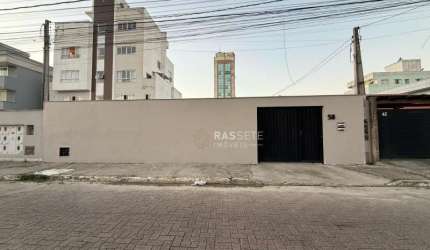 TERRENO COM 2 CASAS NO CENTRO DE NAVEGANTES/SC