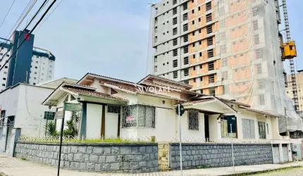 Casa Comercial de Esquina no Melhor Ponto do Bairro Victor Konder