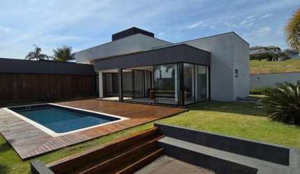 Casa Térrea Exclusiva no Saint Patrick – 4 Suítes, Fire Place, Piscina Aquecida e Total Privacidade!