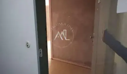 Ótima sala comercial,  com hall de entrada, duas salas, divisórias e banheiro social, com blindex e chuveiro.