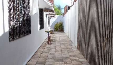 Casa com 3 Quartos e 5 banheiros à Venda, 219 m² por R$ 495.000
