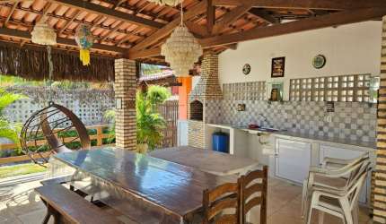 Duplex em Flecheira com porteira fechada a poucos metros da praia.