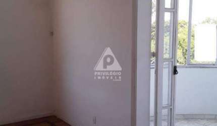 Apartamento de 3 quartos, muito claro, arejado, indevassável, vista livre, sala ampla com varanda. apt. com piso de madeira, taco muito bem conservado