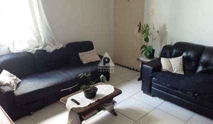 Apartamento de 3 quartos, claro, arejado, vista livre, sala, banheiro social, cozinha, área de serviço e DCE, na rua Uruguai ao lado do metrô.