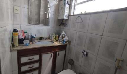 2 quartos com armários embutidos, vaga na garagem e cozinha planejada com adega