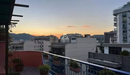 Cobertura à venda, 4 quartos, 2 suítes, 2 banheiros, varandão, 3 vagas, 238m², Tijuca - RJ.