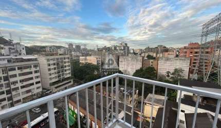 Cobertura Duplex, com varanda em ótima localização