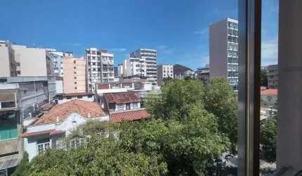 Na Tijuca a 8 minutos do metrô - vende apto 3 quartos, 2 banheiros, dependências completa e 1 vaga.