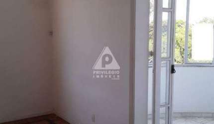 Apartamento de 3 quartos, muito claro, arejado, indevassável, vista livre, sala ampla com varanda. apt. com piso de madeira, taco muito bem conservado