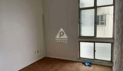 Humaitá! Excelente apartamento composto de 2 quartos, sala bem arejada e cozinha ampla.