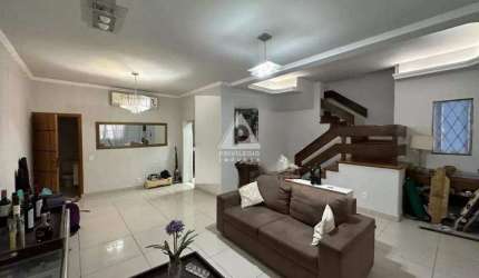 Casa com 4 andares e 2 vagas, raridade em Copacabana