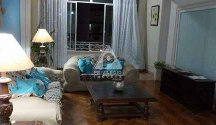 Excelente apartamento andar alto e vista livre, 3 quartos, dependência completa, vaga na garagem e portaria 24hrs. Quadra da Praia de Copacabana!