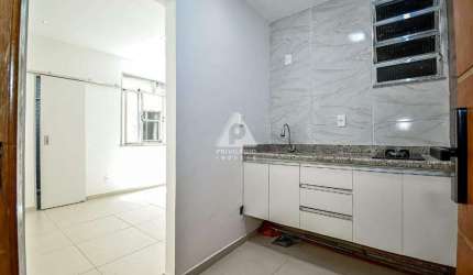 Conjugado reformado de 22m² no Catete - Rio de Janeiro