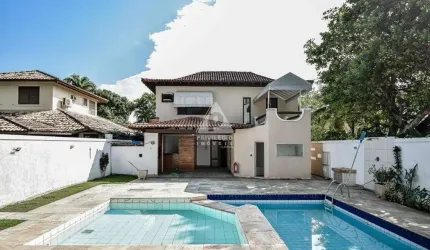 Espaçosa Casa em Condomínio com Piscina e Área de Lazer na Avenida Senador Danton Jobim