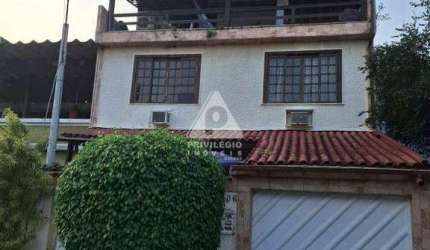 Casa Triplex tipo colonial de 240m com 5 quartos