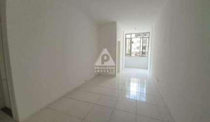Apartamento de 02 quartos amplos claros e arejados na quadra da Praia do Flamengo, Sala ampla em dois ambientes fundos vista livre e silencioso