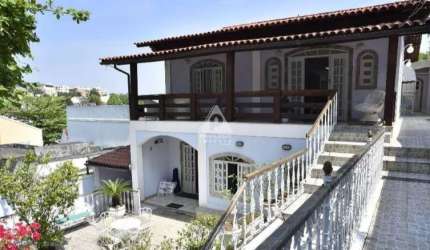 Casa à venda com piscina. 4 quartos, e 5 vagas!