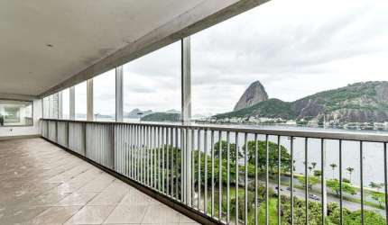 4 quartos, 6 banheiros, 2 dependências, 2 vagas, 490 m2 em rua nobre do Flamengo com vista.