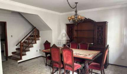 Privilégio Imóveis vende excelente casa Triplex na Taquara