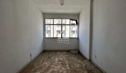 Apartamento em prédio misto no Centro