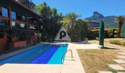 Casa com 4 quartos,3 suítes, 7 banheiros, e 9 vagas, com vista mar e Pedra da Gávea, no Itanhangá