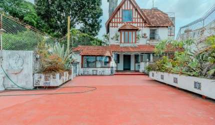 Casa 4 quartos a venda em rua nobre de Santa Teresa.