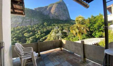 Oportunidade Única no Joá – Casa triplex com restaurante integrado! - 5 quartos (4 suítes), 2 salas, 2 varandas e 2 garagens