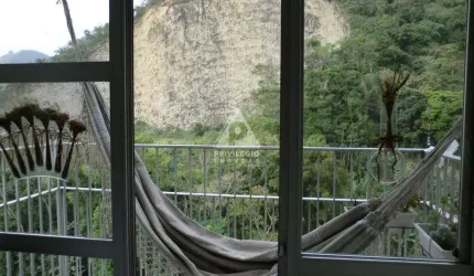 Apartamento de 58m² em condomínio com infraestrutura total com vaga e dois quartos, sala ampla em dois ambientes, varanda com vista livre.
