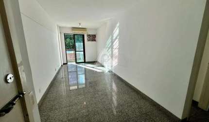 Apartamento de dois quartos suítes com varanda e vaga de garagem em Botafogo