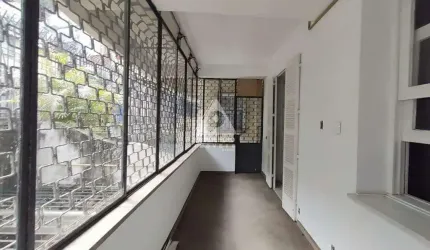 SALÃO, 4 QUARTOS, 2 VARANDAS INTERNAS, 2 BANHEIROS SOCIAIS, 2 DEPENDENCIAIS COMPLETAS E UMA VAGA DE GARAGEM ESCRITURADA EM PRÉDIO TRADICIONAL EM COP