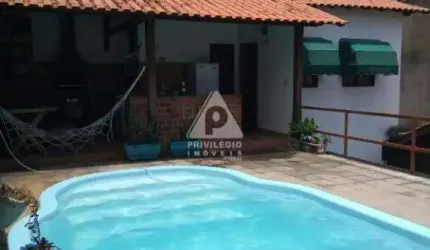 Casarão com 6 quartos e vaga para até 5 carros!