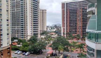 Apartamento duplex com 93m2 na Barra da Tijuca, 2 suítes, salão, lavabo, cozinha e varanda com vista mar, vaga escriturada, infraestrutura total.