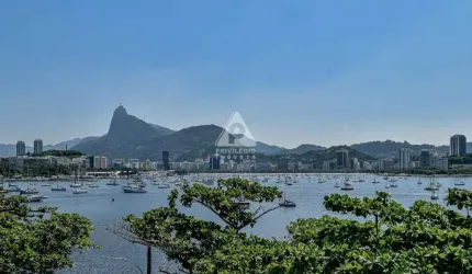 Casa quintuplex composta de 4 suítes, cozinha espaçosa, área de serviço, 5 banheiros, varandão, tarraço, piscina, área gourmet, garagem.