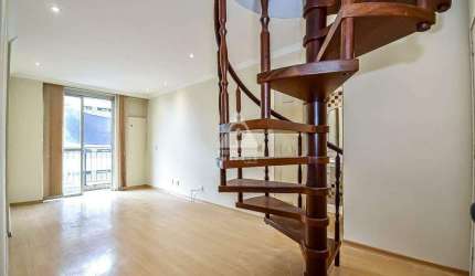 Cobertura duplex excelente na R. Eduardo Guinle, de sala e quarto espaçosos com varanda, área externa e vaga de garagem !!!