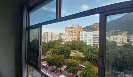 Sala Comercial de frete a Praça Saenz Pena.