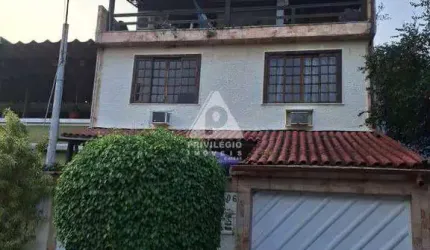 Casa Triplex tipo colonial de 240m com 5 quartos