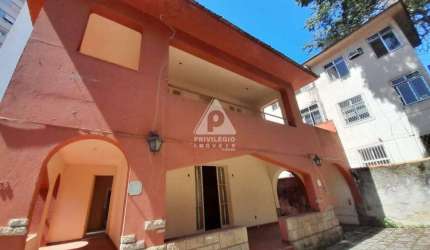 Excelente casa com amplo quintal e vaga de garagem em rua nobre de Laranjeiras