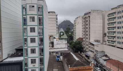 Apartamento composto de 3 quartos, sala ampla com vista ao Pão de Açúcar em ótima localização em Botafogo, com 2 vagas na escritura