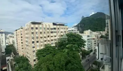 Apartamento triplex em Botafogo composto de 3 quartos sendo um suíte, de vista livre, vaga na escritura e portaria 24h.