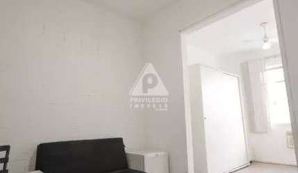 Conjugado dividido em Sala e Quarto, 28 m² no Flamengo, próximo ao metrô