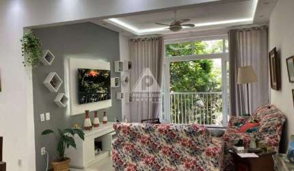 Apartamento de 3 quartos, sendo um suíte. Está todo reformado e fica em rua arborizada com vista para a praça também arborizada.
