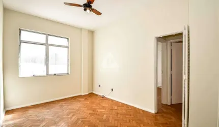 Humaitá! Excelente apartamento composto de 2 quartos com armários embutidos, com vaga na escritura.