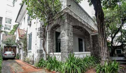 Excelente casa com 6 quartos, em rua transversal, no melhor ponto de Botafogo!