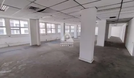 Privilégio Imóveis vende no Centro do Rio de Janeiro, 2 excelentes salas comerciais! As duas salas podem ser vendidas separadamente.