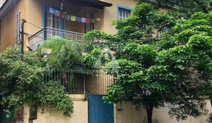 Casa em Laranjeiras com 05 quartos , 02 salas e 07 vagas!